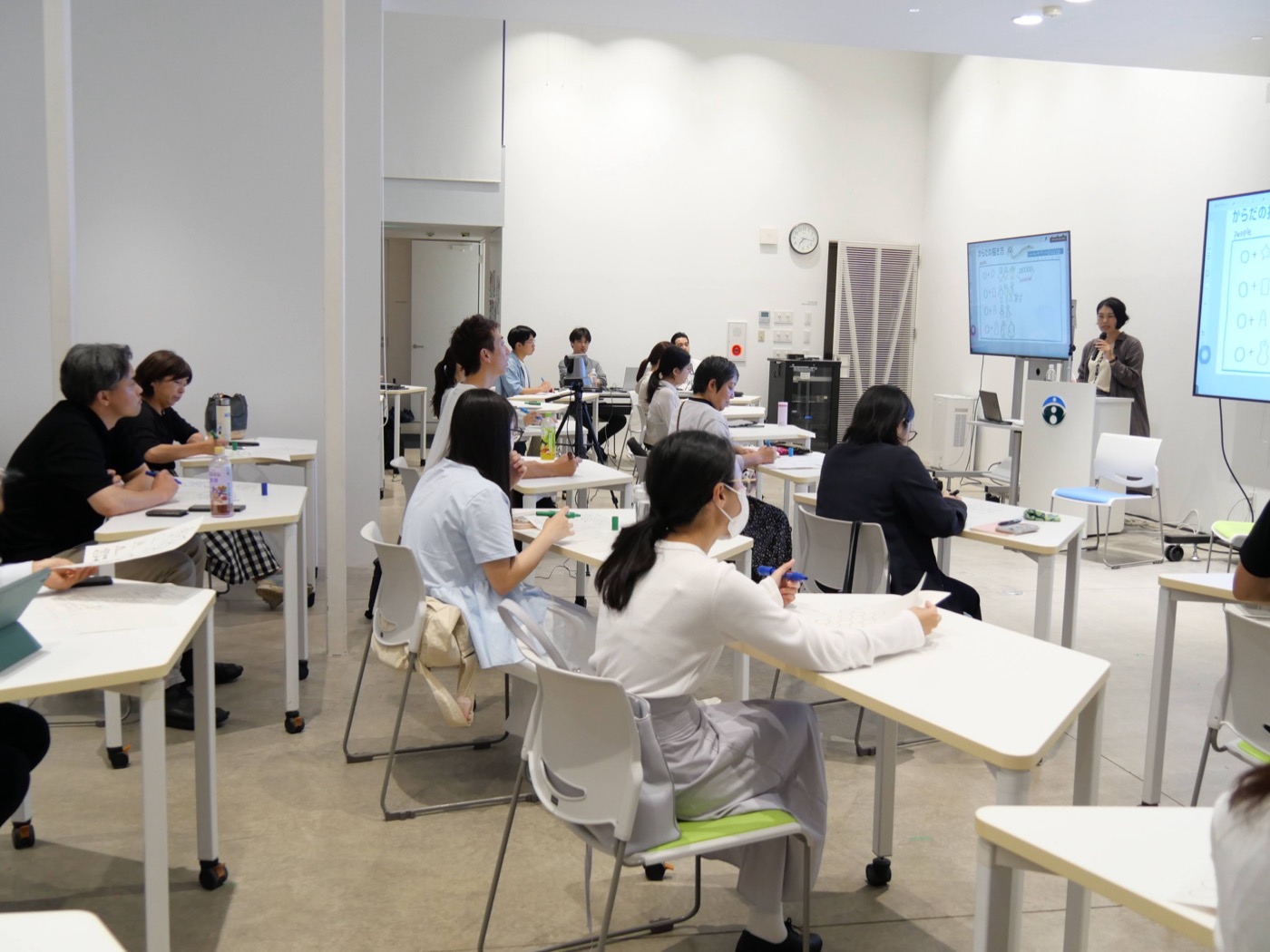 参加者がグラレコを描きながら受講する講座の様子