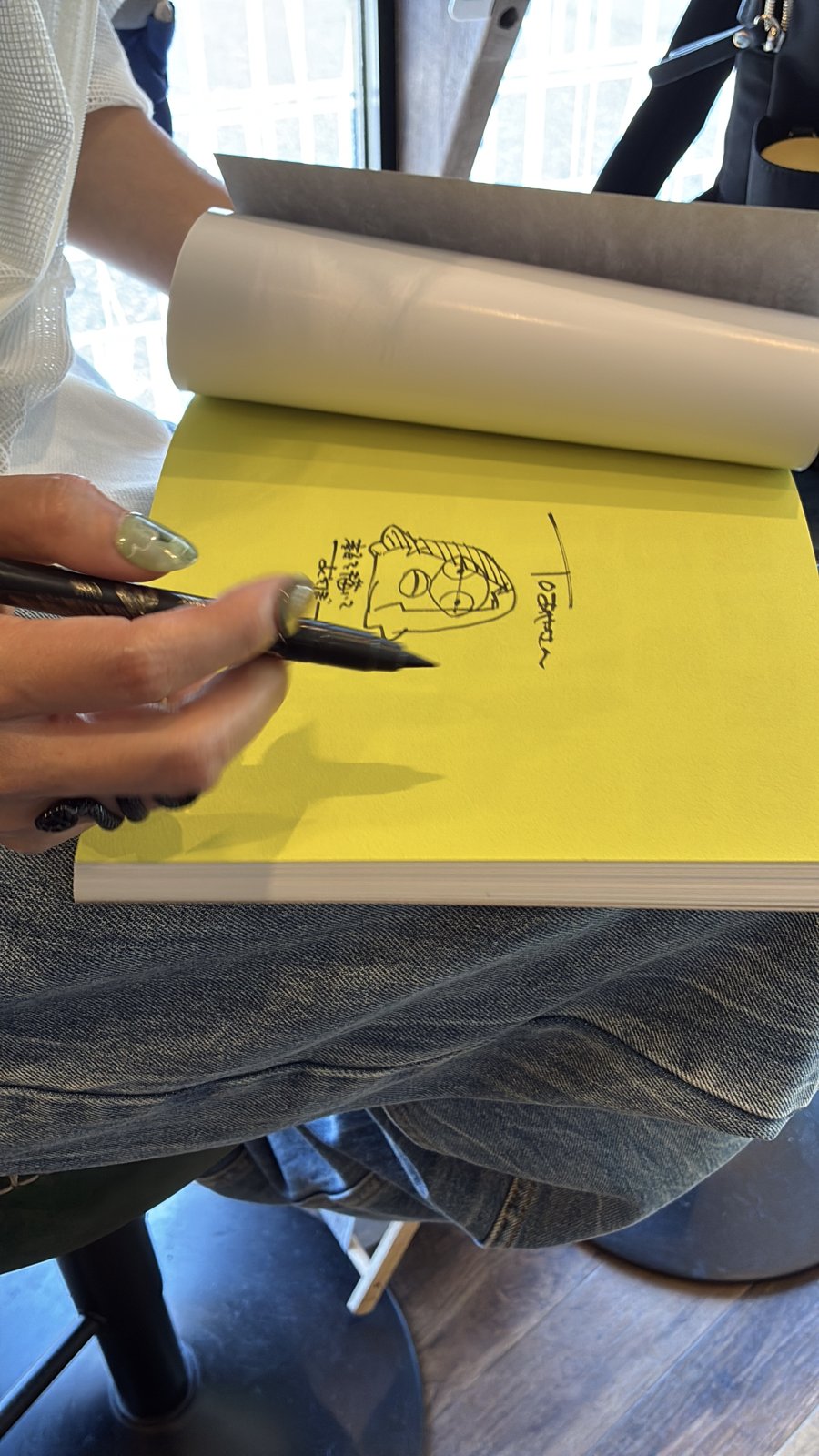 砂糖ふくろう先生が本の見返しにイラストを描いているところ