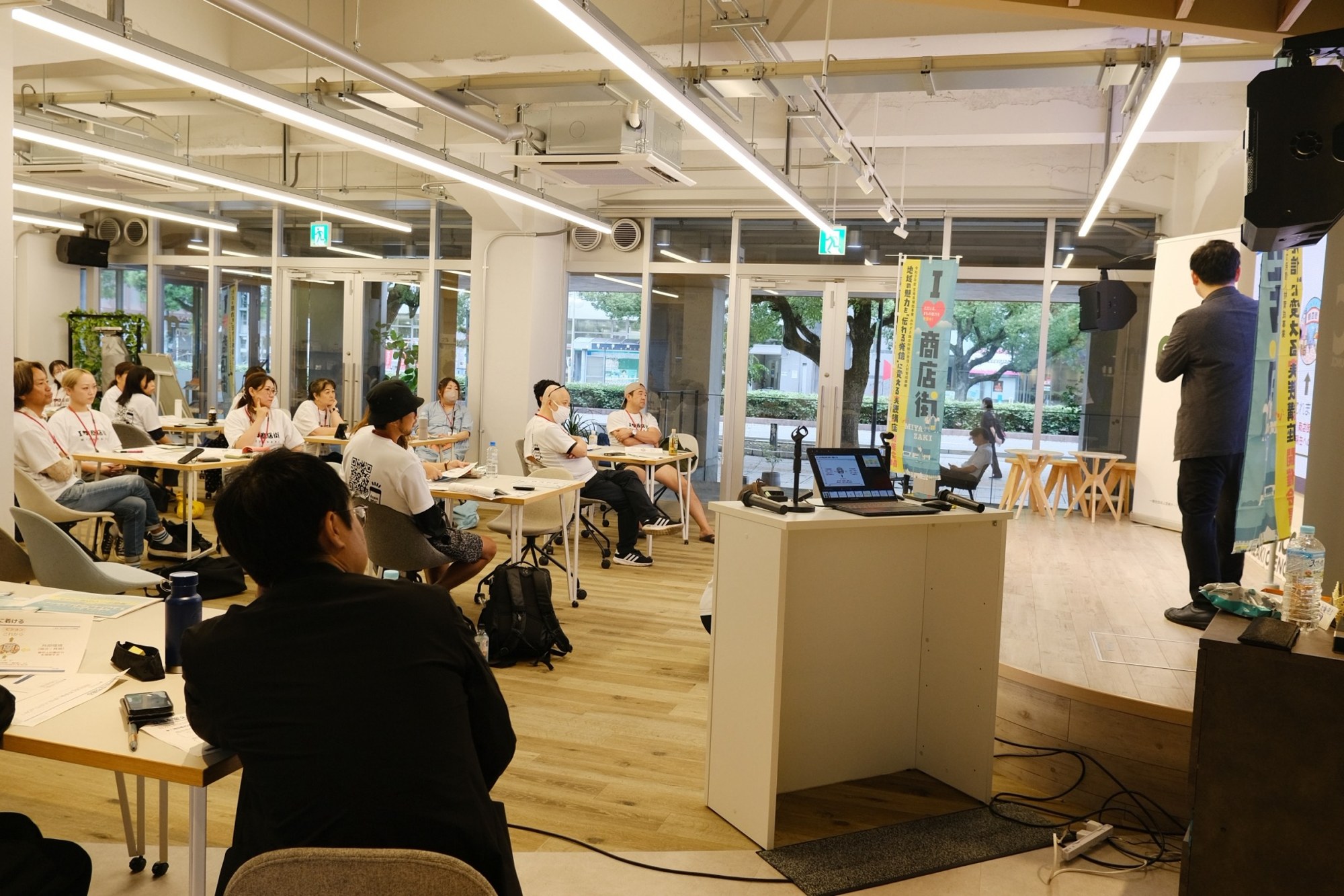 みやざき商店街魅力発信人材育成事業 第1回講座の会場。受講者がスクリーンに向かって座っている